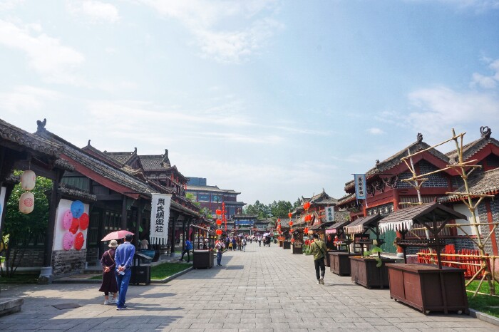 那种热闹的集市镜头,或者大闹街市的镜头应该都是在这里