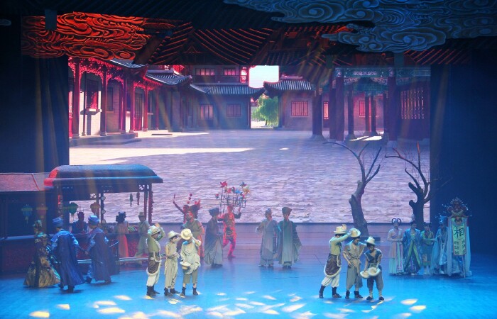 横店影视城每个园区的人流量都是很大的,在汴梁一梦的出口左边,这里有