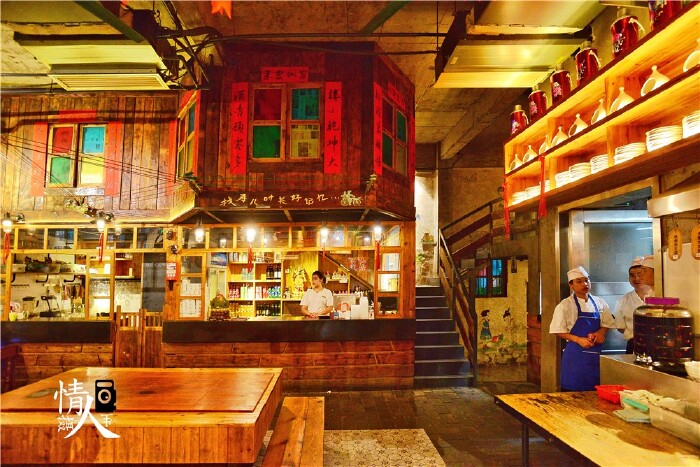 秦大妈大排档古朴自然又怀旧的风格,土家大排档的氛围,让人感觉很有