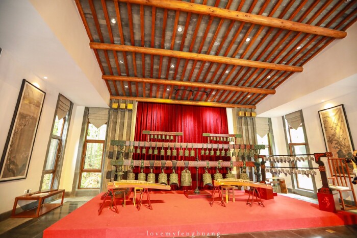 穿过幽深的竹林,走过木质的栈道,走进道源书院,仿佛找到了归隐山林中