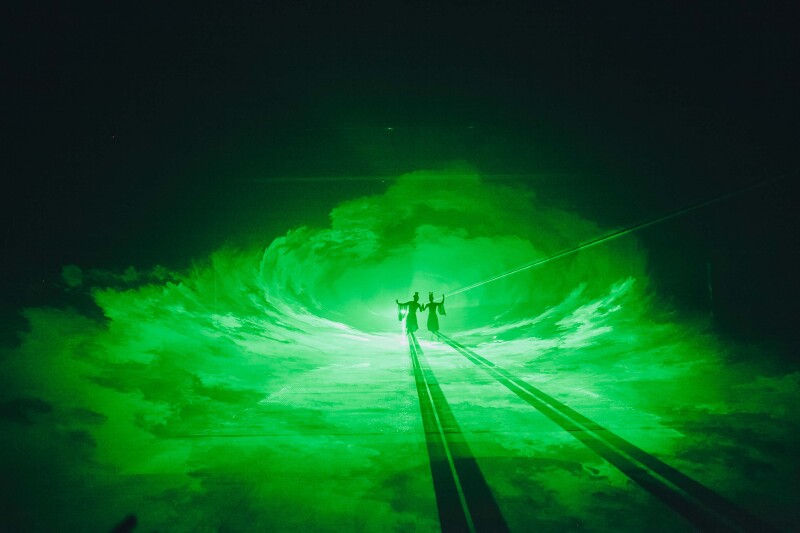 梁山伯和祝英台在变幻莫测的激光灯布置出时光隧道