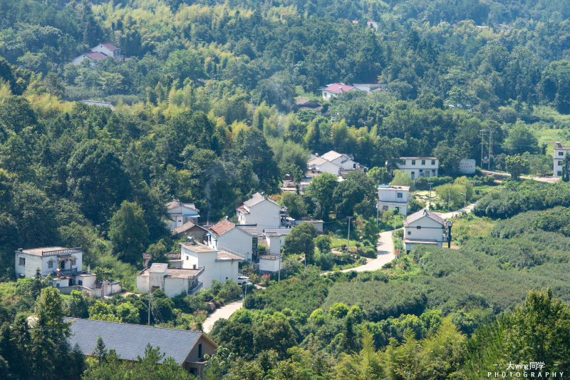 山下景观一览无余,远远望去,一座座白色的房子点缀着山间,它们平凡而