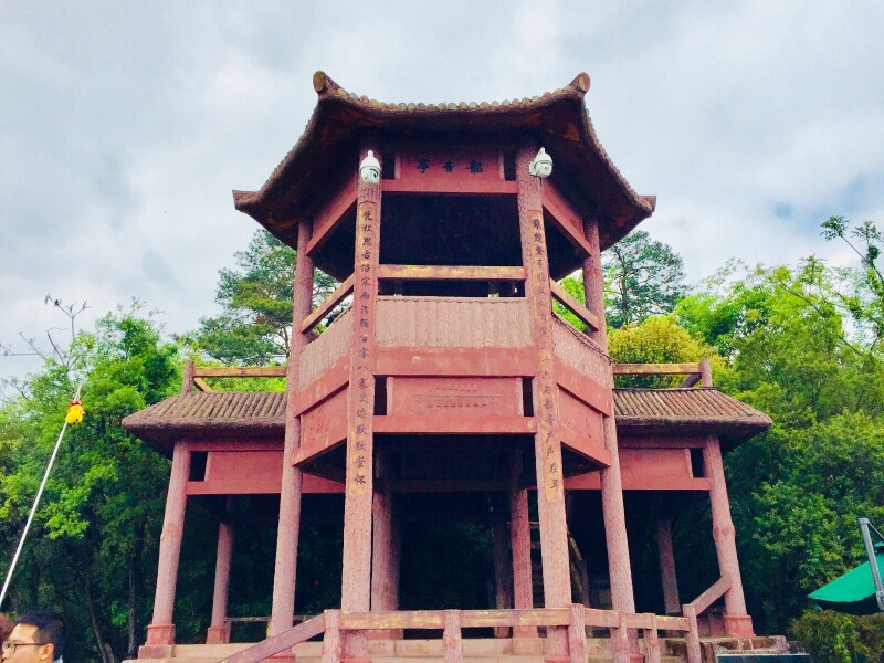 观日亭                          午饭后,大巴再开进景区,在丹霞山