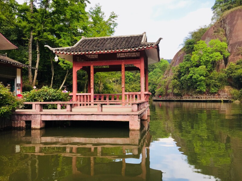 船码头旁的水上亭子.