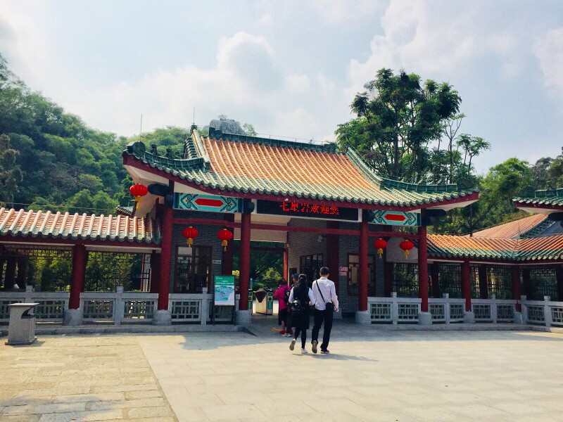 七星岩景区验票入内.