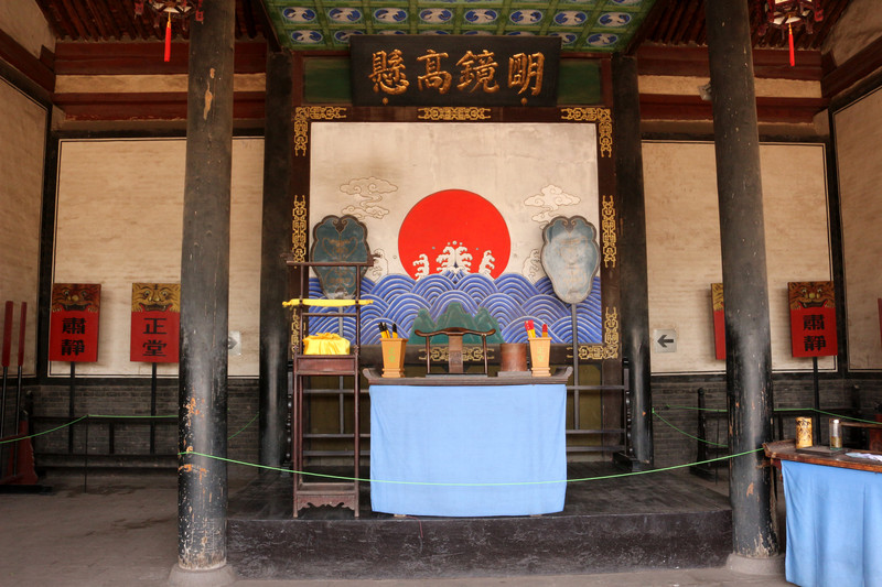 仪门两侧的"门外四时春和风甘雨,案内三尺法烈日严霜,县衙门口的击鼓