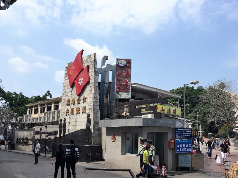 早饭后去中英街,中英街位于深圳市盐田区沙头角