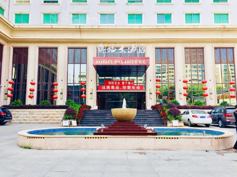 门前就是南来北往的主要马路.酒店出门右拐一直开往潮汕火车站.