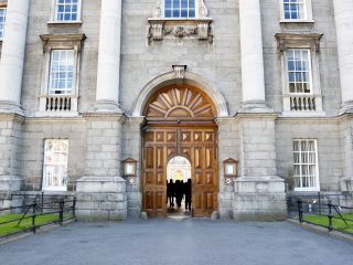 圣三一学院图书馆