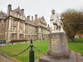 圣三一学院图书馆