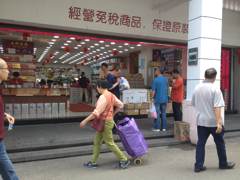 你看這位女士小車子採購哦,據瞭解日常生活用品和食品,中英街比深圳