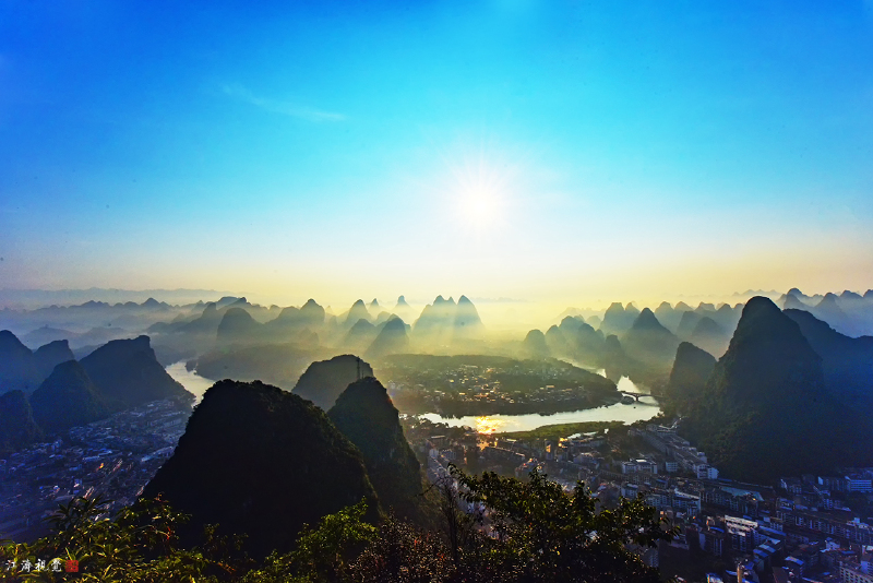 想去拍阳朔日出,问了熟悉的朋友,推荐阳朔电视塔