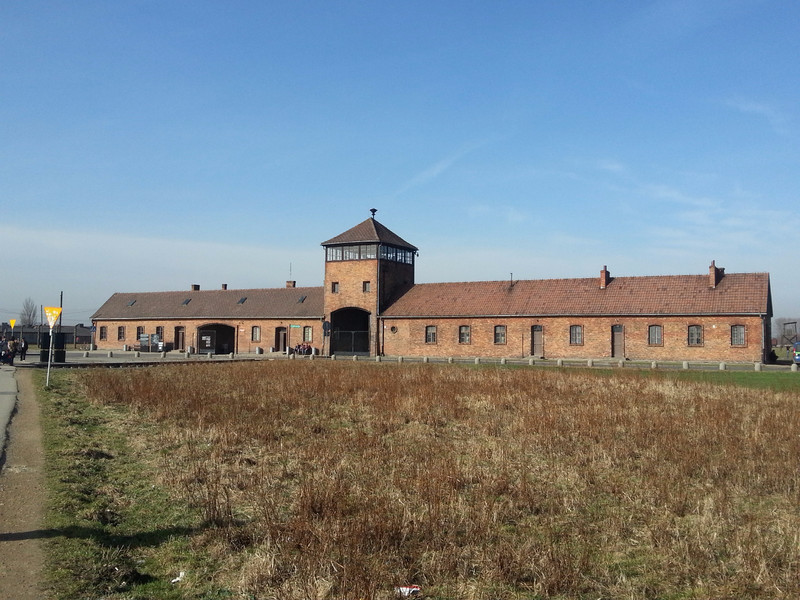 奥斯维辛集中营门口图片