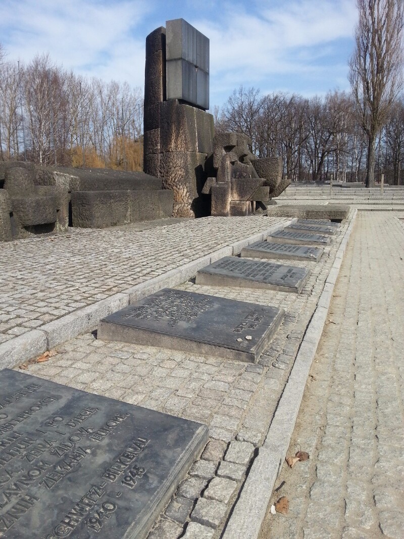 奥斯维辛集中营内死难者纪念碑旁用各国文字写的纪念牌奥斯维辛集中营