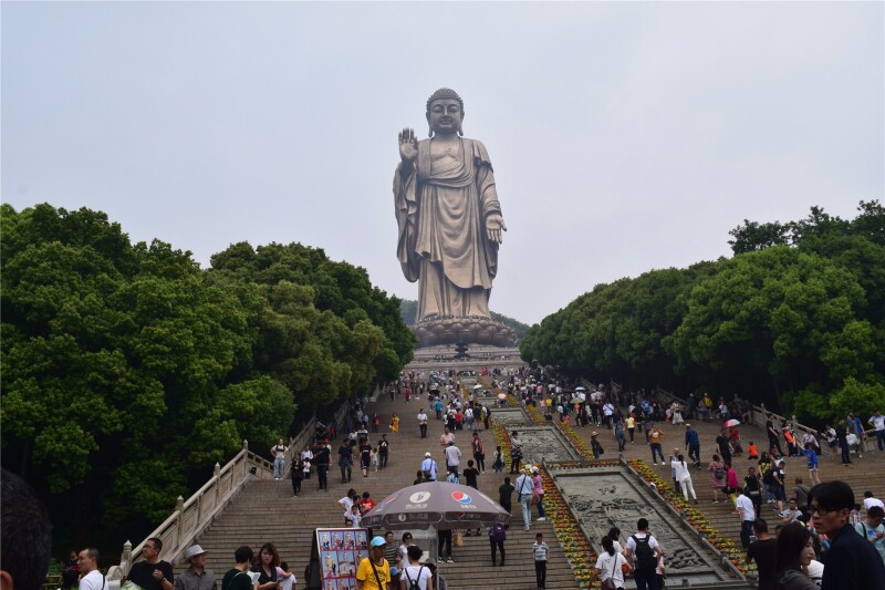 大佛艺术造型由南京艺术家吴显林负责雕塑设计.