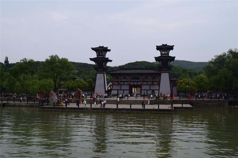 三国城坐落在葱茏苍翠的军嶂山麓,风景秀丽的太湖之滨,是中央电视台为
