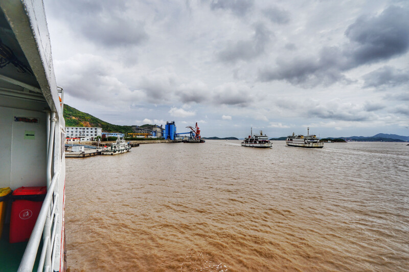 早起到舟山的三江客运码头坐轮渡去秀山岛