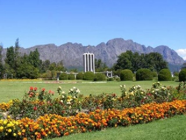 南非+迪拜7晚10日游 3晚开普敦住宿,参观葡萄