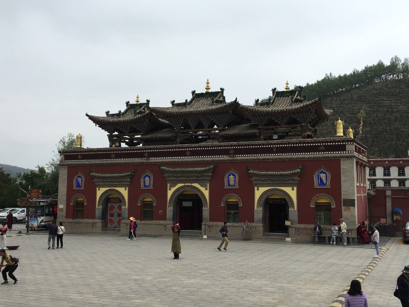 酥油花,壁画和堆绣被誉为"塔尔寺艺术三绝", 另外还有三圣分别为:圣人