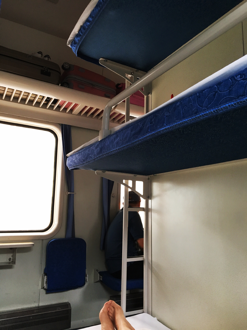 我们购买的是硬卧,车厢内有6个铺位,分为三层上中下铺,一面靠窗一面