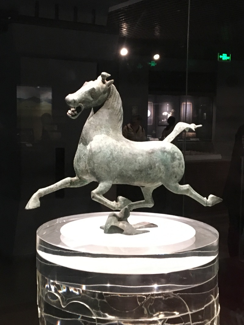 它位于大众巷86号,根据网上攻率,在博物馆门口坐137路到永昌路北口站