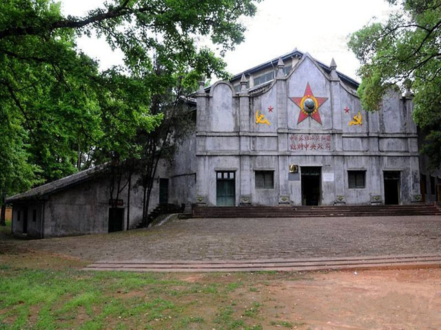 福建龍巖古田會址冠豸山長汀紅色教育穿紅軍裝吃紅軍飯憶苦思甜重走