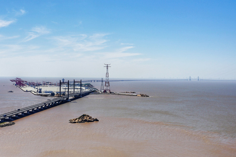 这就是直通上海的跨海大桥,叫做东海大桥