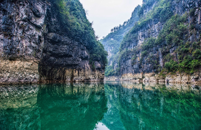 位於大婁山脈向東北方向延伸腹地