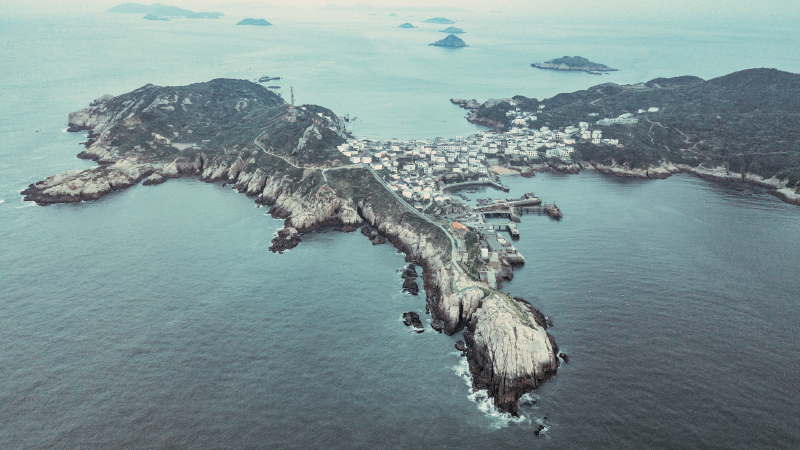 因为 花鸟岛 上有军事设施布置,所以想要在 花