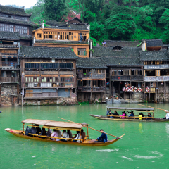 中国 湖南 湘西 凤凰古城 少数民族 土家族 苗族 吊脚楼 白天 游船 青山绿水