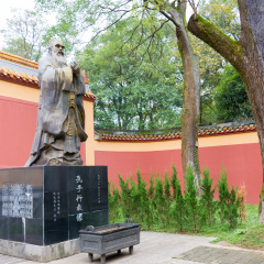 HUNAN, CHINA - OCT 27 2016: Confucius Statue at Yuelu Academy. a famous historic site in Changsha, Hunan, China.