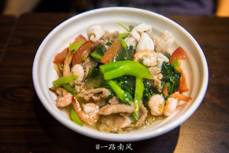 晚上和朋友会合,点了两份炒粿,一份为海鲜炒