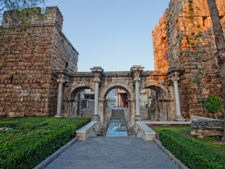 安塔利亚哈德良门