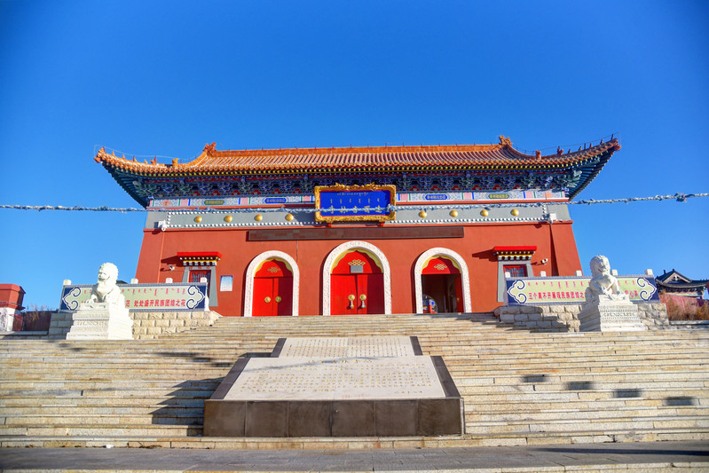 是由藏傳佛教寺院達爾吉林寺,漢傳佛教寺院萬佛寺以及白塔組成的旅遊