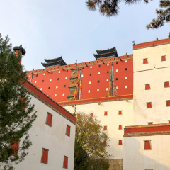 The Putuo Zongcheng Buddhist Temple, one of the Eight Outer Temples of Chengde, built between 1767 and 1771 and modeled after the Potala Palace of Tibet. Chengde Mountain Resort. China