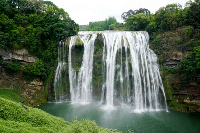 奔腾的河水自70多米高的悬崖绝壁上飞流直泻犀牛潭,发出震天巨响