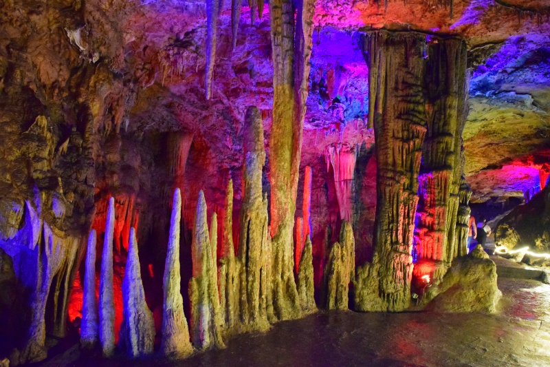 走太极猫洞,洞内清凉,灯光璀璨,仿若另一个