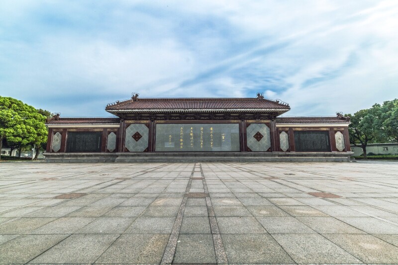 照壁的背面是有老先生题写的《小灵山》一