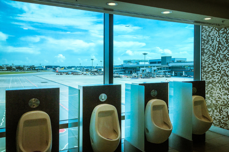 如果你有机会到t1的话,一定要去上这个洗手间,视野开阔,直接面对