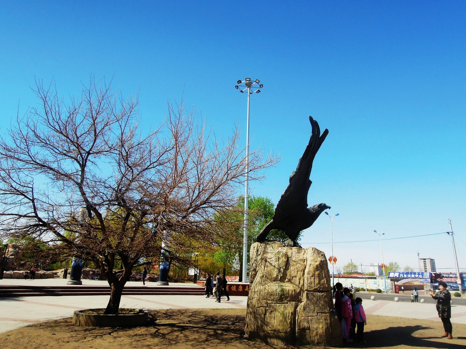 双合尔公园位于巴彦路东50米,是甘旗卡镇最大一座综合性公园,门票免费