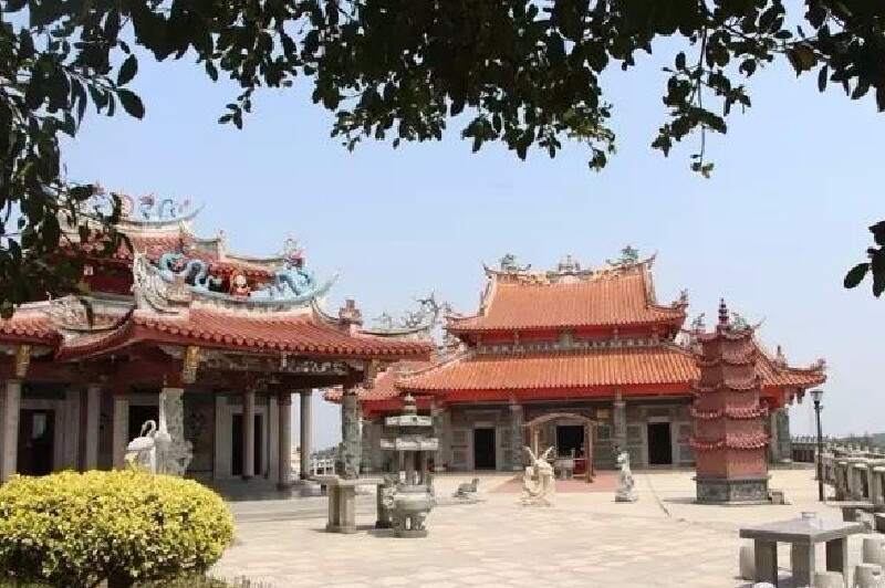 莲花寺, 寺庙坐西朝东依山势而建,背枕笔架山绵延之余脉,前瞻惠安东部