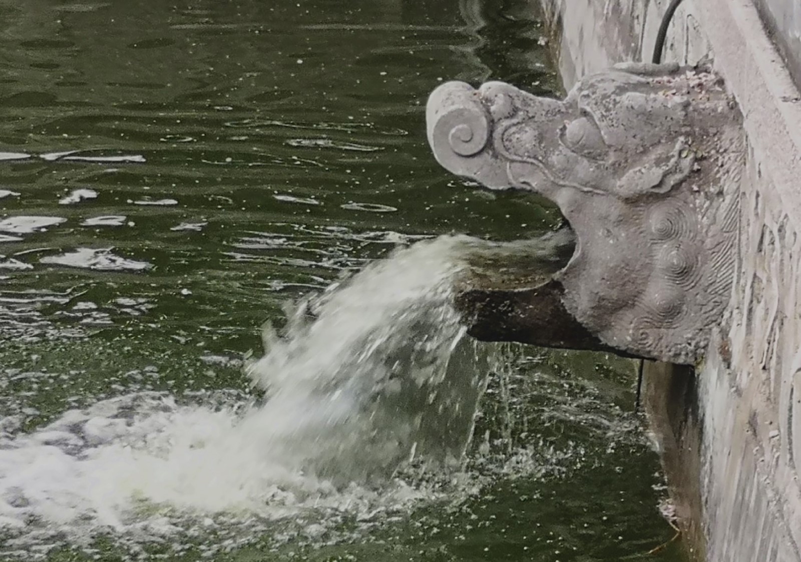 据传,后山的灵泉泉水最终留到这里,从龙口喷涌而出