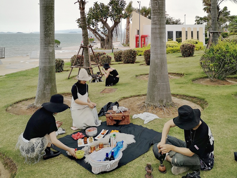 蔓延数十公里的厦门海岸线坐在海边野炊享受夏日时光