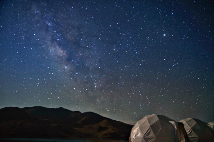    羊湖大地星空营地