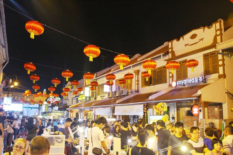 鸡场街的夜市的却是见过最热闹的街道,来往