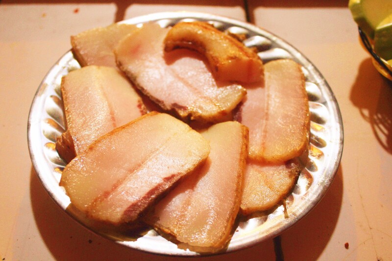 泸沽湖                      摩梭猪膘肉