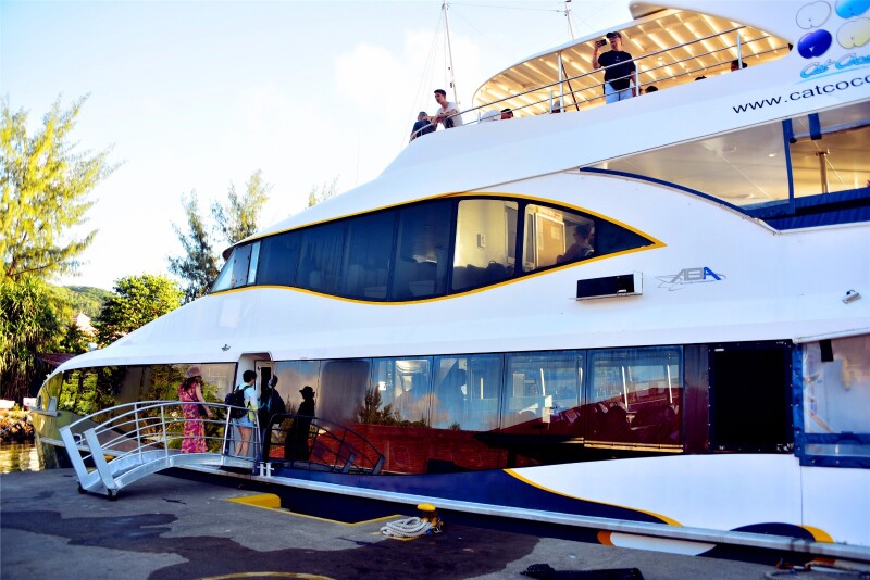 游轮一共有三层,我们一上船就直奔顶层.