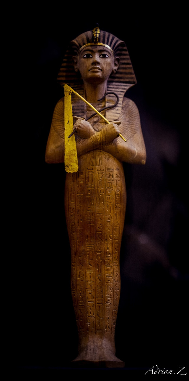 上图为图坦卡蒙的连枷与权杖,是古埃及王权的