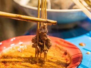 马路边边麻辣烫