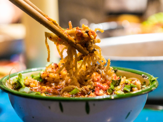 马路边边麻辣烫